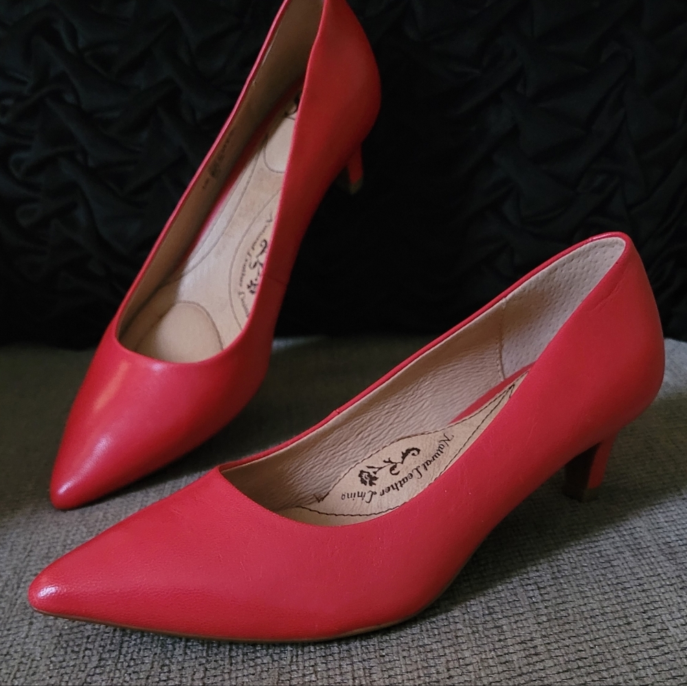 SOFFT GENUINE LEATHER RED ARCH SUPPORT KITTEN HEELS